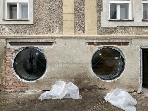 Montáž hlinikových oken na Zámečku